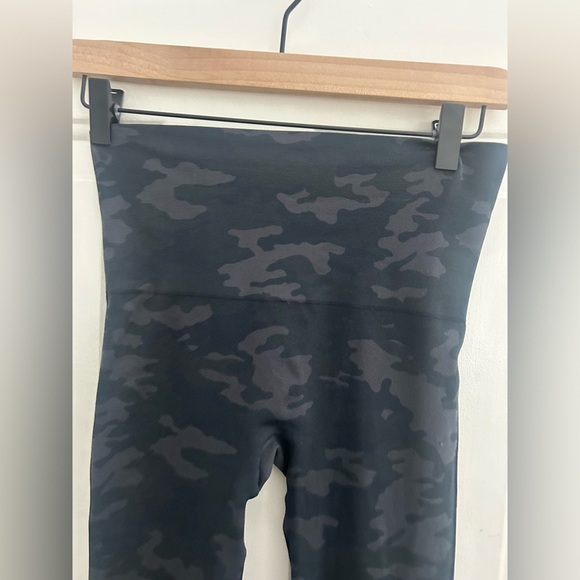 Spanx • Seamless Cropped 3/4 Black Gray Camo Sporty Casual Legging Size Medium - Picture 5 of 10